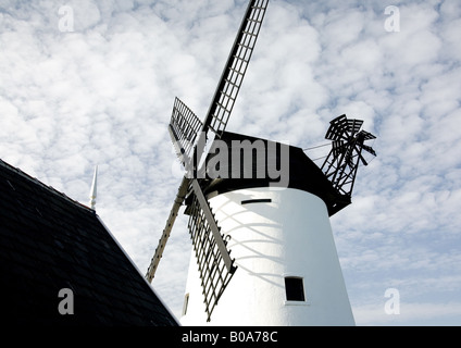 Il mulino e la vecchia stazione di salvataggio su Lytham verde, il lungomare di Lytham, Lancashire, Inghilterra Foto Stock