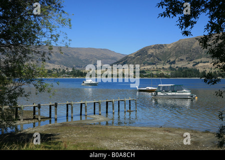 Il lago Wanaka per Eely Point a piedi. Viste della baia di Roys Wanaka e oltre Foto Stock