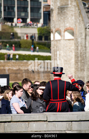 Yeoman Warder alla Tower of London, Londra, Inghilterra Foto Stock