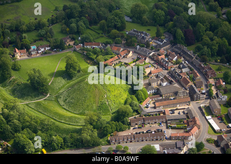 Vista aerea del tumulo di gesso coperto di erba di Castle Hill al Castle Park, Thetford, Norfolk, prima che i gradini fossero eretti sulla cima. Foto Stock