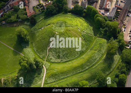 Vista aerea del tumulo di gesso di Castle Hill coperto di erba a Thetford Norfolk Regno Unito circa 25 metri di altezza, 90 metri di diametro. Non affilato Foto Stock