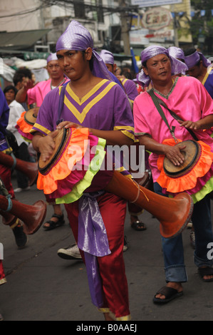 Il batterista a Carnevale , songkran parade, Khao San Road, Bangkok Foto Stock