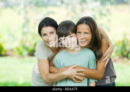 Madre e figlio e figlia adolescente, sorridente in telecamera, ritratto Foto Stock