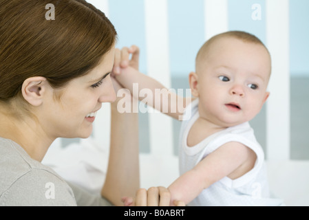 Azienda madre del bambino in mani, close-up Foto Stock