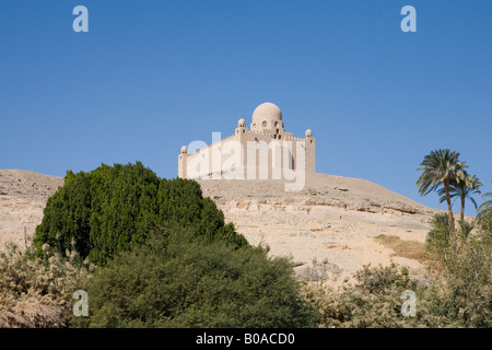 Vista dal Nilo del Mausoleo di Aga Khan, West Bank, città di Assuan. Egitto Foto Stock