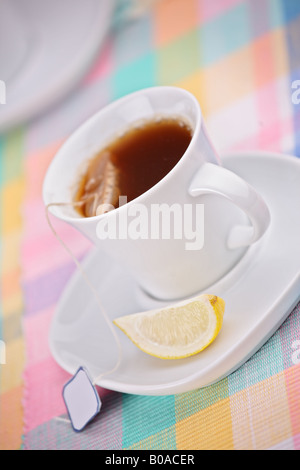 Una vista di una tazza di tè e di limone Foto Stock