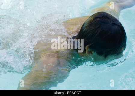 Uomo di nuoto in piscina, ad alto angolo di visione, close-up Foto Stock