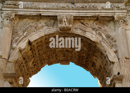 Roma, Italia. Dettaglio del carving sull arco di Tito al Foro Romano Foto Stock