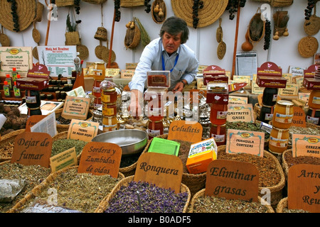 Piante medicinali in vendita in una fiera Foto Stock