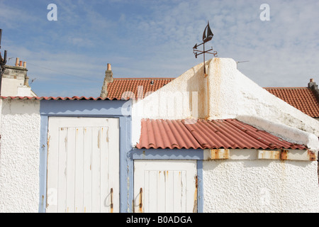 Tetti e annessi nello storico villaggio di pescatori e Royal Burgh di Pittenweem, Fife. Foto Stock