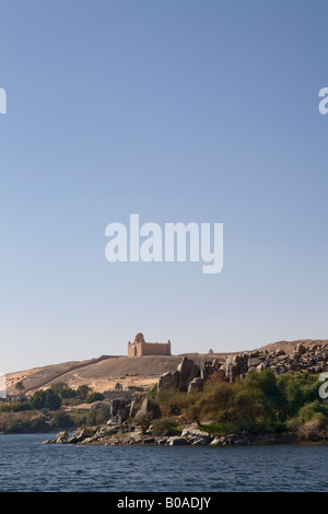 Vista della tomba di Aga Khan III dal Nilo ad Aswan Foto Stock