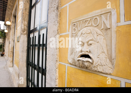 Buzon. Antico in pietra letterbox su Plaza de Armas. La Habana Vieja. L'Avana vecchia. Cuba. Foto Stock