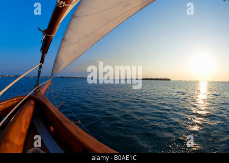 La vista del tramonto dalla barca a vela a Key West, Florida Foto Stock