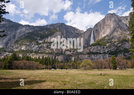 Parco Nazionale di Yosemite in California 23 aprile 2008 superiore e inferiore di Yosemite Falls visto oltre il prato Foto Stock