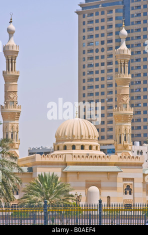 Moschea e moderno edificio di Sharjah Foto Stock