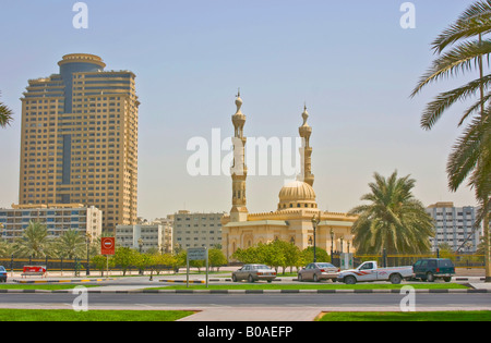 Moschea e moderno edificio di Sharjah Foto Stock