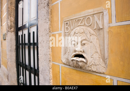 Buzon. Antico in pietra letterbox su Plaza de Armas. La Habana Vieja. L'Avana vecchia. Cuba. Foto Stock