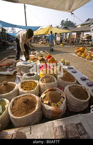 India Bengala Occidentale Madarihat mercato del weekend Venditore di spezie Foto Stock