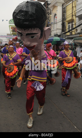 Uomo in maschera gigante , songkran parade, Khao San Road, Bangkok , Thailandia Foto Stock