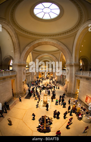 Metropolitan Art hall lobby con benvenuti e banco informazioni museo interno New York City NY NYC USA Stati Uniti Foto Stock