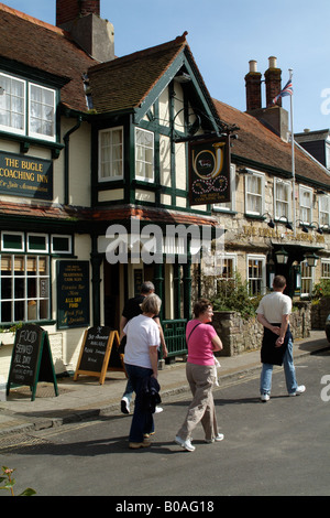 I turisti al di fuori del Bugle Coaching In Yarmouth Town Center Isola di Wight England Regno Unito Foto Stock