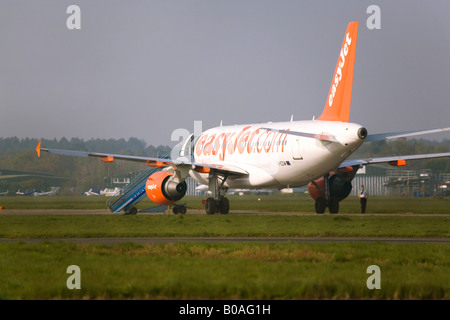 Easy Jet Airbus A319 -111 Reg: G-EZIM preparando per la partenza. L'Aeroporto Internazionale di Bournemouth. Il Dorset. Regno Unito 2008. Foto Stock