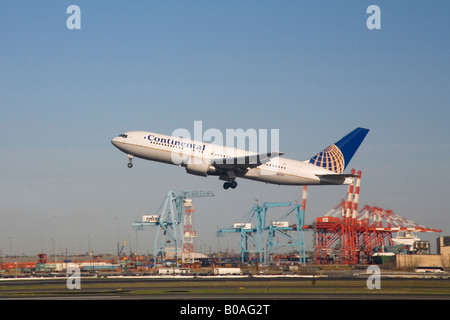 Continental Airways aereo aereo jet decolla dall'Aeroporto Internazionale Liberty di Newark New Jersey USA Regno Foto Stock