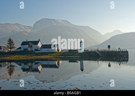 Corpach all'ingresso del Caledonian Canal con il Ben Nevis in background Foto Stock