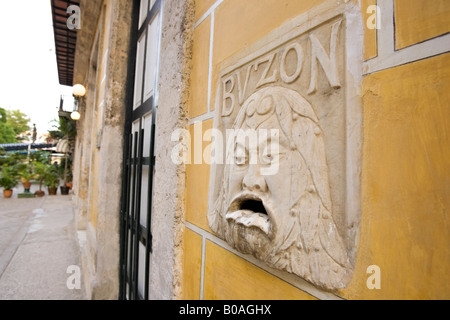 Buzon. Antico in pietra letterbox su Plaza de Armas. La Habana Vieja. L'Avana vecchia. Cuba. Foto Stock