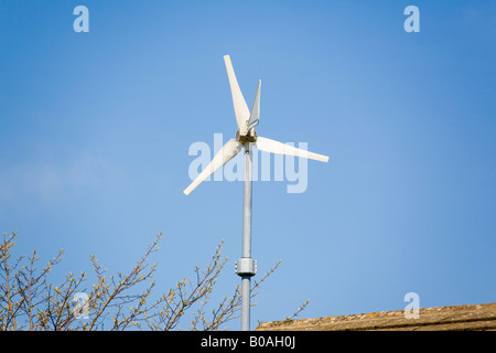 Windsave micro turbine eoliche montate su casa parete sopra il tetto contro il cielo blu Gran Bretagna REGNO UNITO Foto Stock