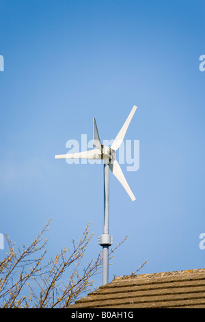 Windsave micro turbine eoliche montate su casa sopra il tetto con il blu del cielo la Gran Bretagna REGNO UNITO Foto Stock