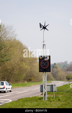 Inghilterra UK Wind powered 50 MPH segno velocità illuminata dal veicolo sul paese strada principale Foto Stock