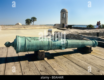 Un sedicesimo secolo spagnolo guardie di cannone gli approcci alla hostoric Castillo de San Marcos National Monument in Sant'Agostino, FL Foto Stock