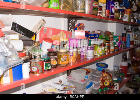 In disordine dispensa piena di barattoli di cibo e accumulato in articoli Foto Stock