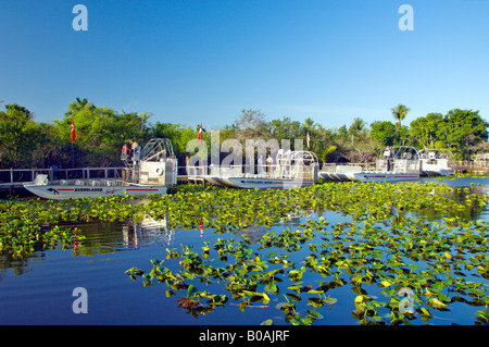 Airboats pronto a dare ai turisti un viaggio attraverso le Everglades della Florida USA Foto Stock