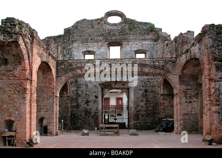 Viste da Panama City il Casco Viejo o Casco Antiguo area a Archo Chato del convento di Santo Domingo Foto Stock