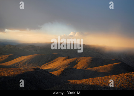 Nuvole temporalesche sulla gamma Panamint nella parte orientale della California al tramonto Foto Stock