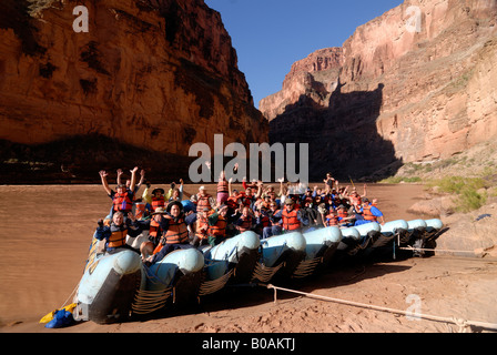 I turisti su una zattera in background il Fiume Colorado nel Grand Canyon Arizona USA MR Foto Stock