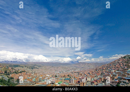 Ampio angolo di paesaggio urbano da una collina che domina la Paz in Bolivia. Foto Stock