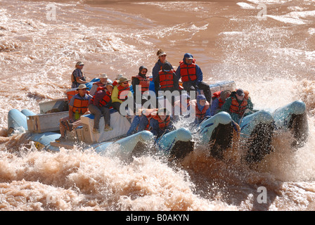 Raft andando attraverso la lava rapida un gigante veloce sul Fiume Colorado nel Grand Canyon Arizona USA MR Foto Stock