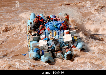 Raft andando attraverso la lava rapida un gigante veloce sul Fiume Colorado nel Grand Canyon Arizona USA MR Foto Stock