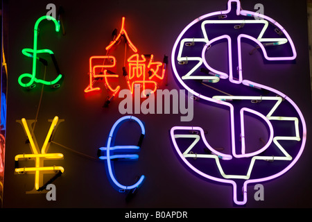 Asia, Cina, Hong Kong, Kowloon, Tsim Sha Tsui, insegne al neon in forma di valute estere Foto Stock