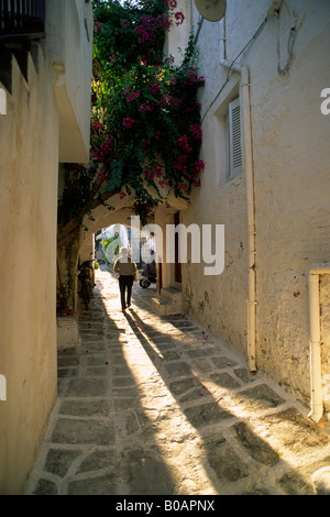 Grecia, Isole Cicladi, Paros, Parikia, strada acciottolata Foto Stock