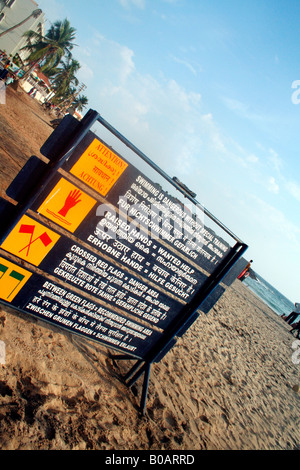 Cartello su una spiaggia in Kovalam visualizzando facilmente comprensibile, simboli relativi alle misure di sicurezza e ridurre al minimo il rischio di annegamento Foto Stock
