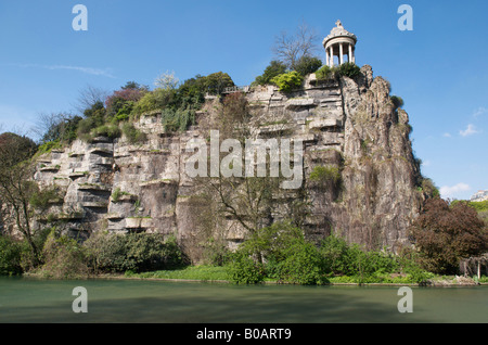 Belvedere della Sibilla presso il Parc des Buttes Chaumont un parco pubblico a Parigi, Francia. Foto Stock