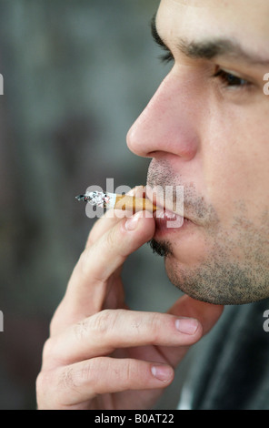 Uomo di fumare una sigaretta Foto Stock