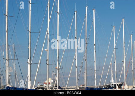 Barche a vela sul dock Foto Stock