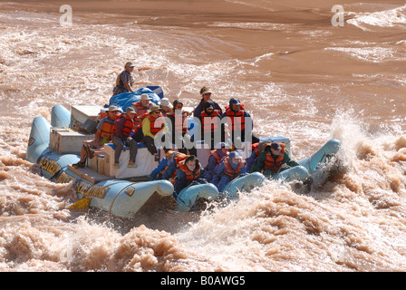 Raft andando attraverso la lava rapida un gigante veloce sul Fiume Colorado nel Grand Canyon Arizona USA MR Foto Stock