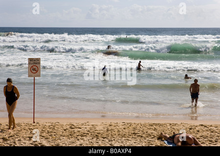 Segnale di avvertimento spiaggia chiusa e persone in mare Manly Sydney New South Wales NSW Australia Foto Stock