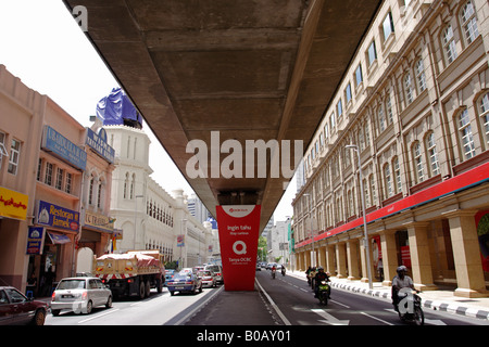 Sotto la ferrovia sopraelevata via di Kuala Lumpur in Malesia. Foto Stock